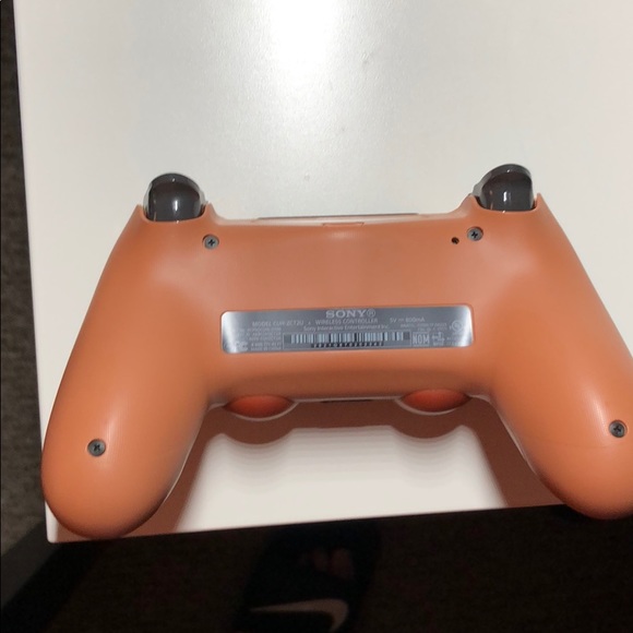 PS4 controller - Picture 3 of 3